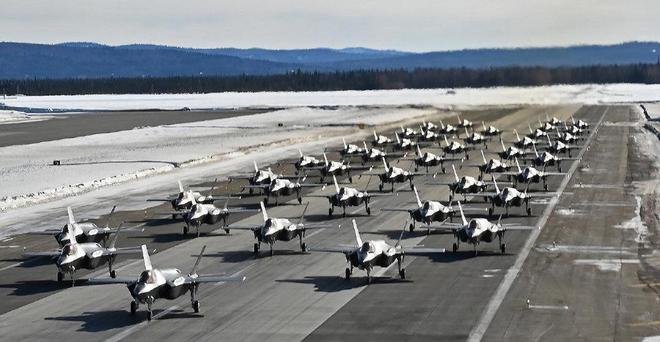 美军终于认清现实：歼-16挂载霹雳-17可能越级摧毁全部的F35(图7)