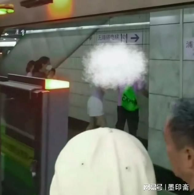 地铁争吵后续：女子猛踹男子裆部男的始终全程不敢还手(图2)